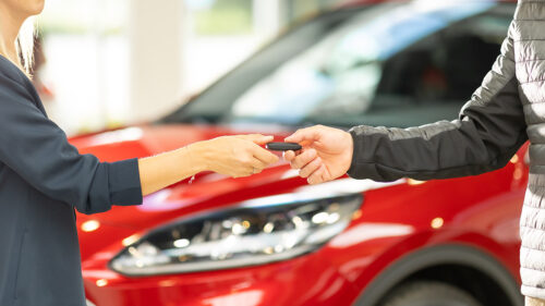 Un employé Steveny donne une clé de voiture à une dame