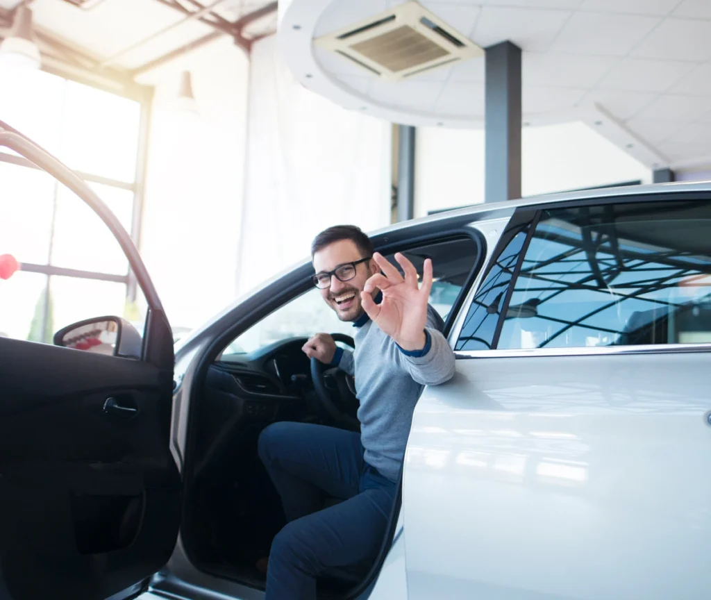 Trouver la voiture parfaite chez un concessionnaire automobile.